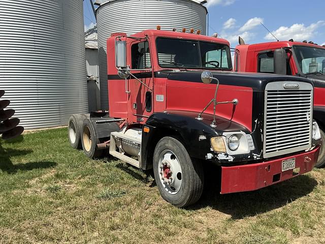 Image of Freightliner FLD120 equipment image 2
