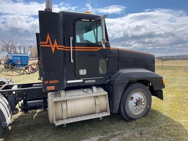 Image of Freightliner FLD120 equipment image 4