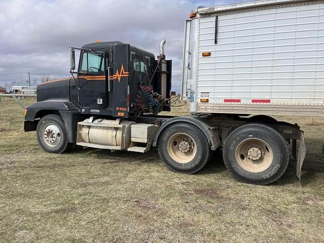 Image of Freightliner FLD120 equipment image 2