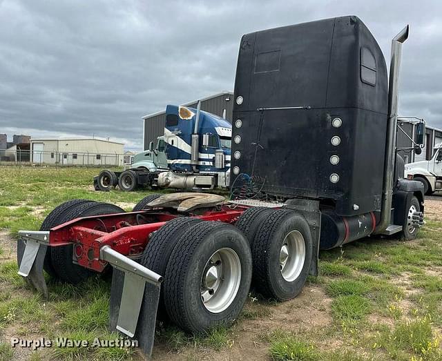 Image of Freightliner FLD120 equipment image 4