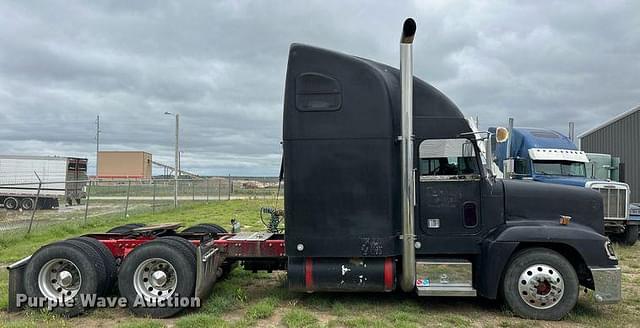 Image of Freightliner FLD120 equipment image 3