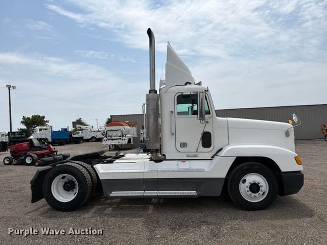 Image of Freightliner FLD120 equipment image 3