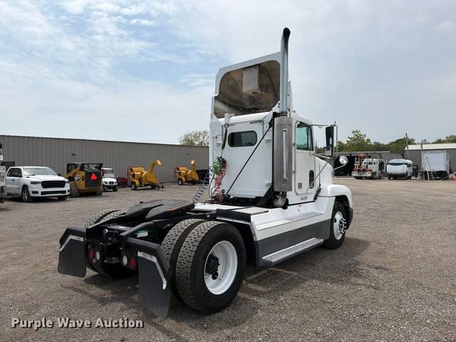 Image of Freightliner FLD120 equipment image 4