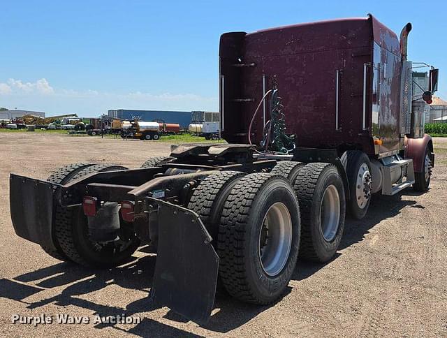 Image of Freightliner FLD120 equipment image 4