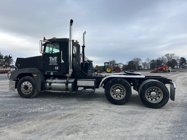 Image of Freightliner FLD120 equipment image 2