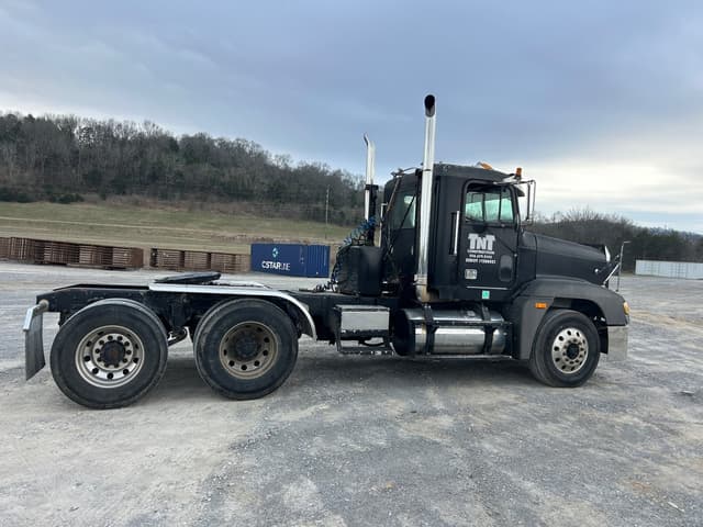 Image of Freightliner FLD120 equipment image 3