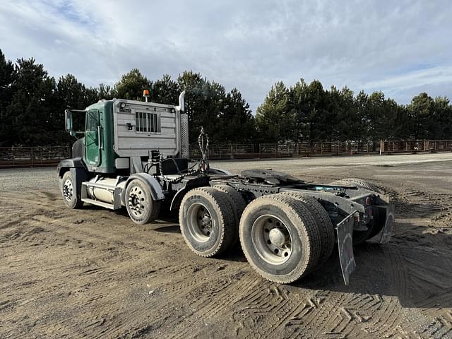 Image of Freightliner FLD120 equipment image 3