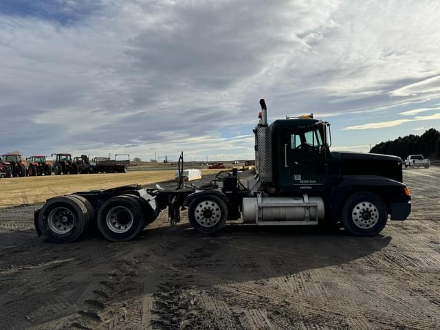 Image of Freightliner FLD120 equipment image 4