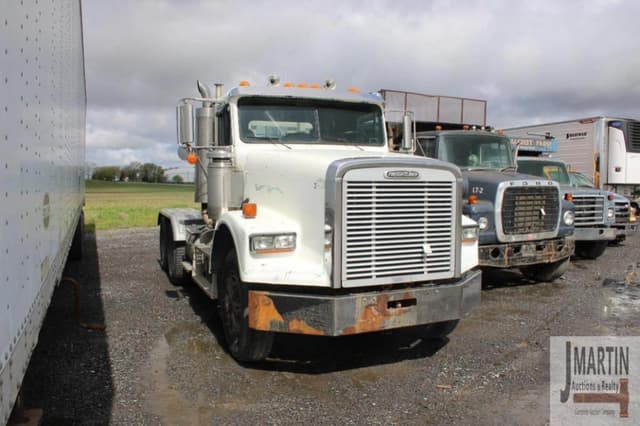 Image of Freightliner FLD120SD equipment image 1