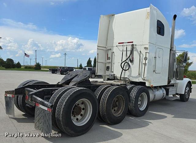 Image of Freightliner FLD132 equipment image 4