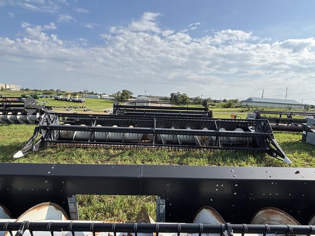 Image of Gleaner 800 equipment image 1