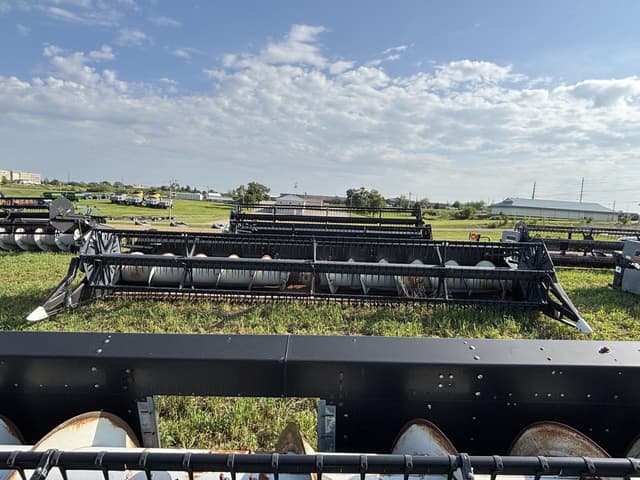 Image of Gleaner 800 equipment image 1