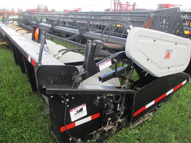 Image of Gleaner 830 equipment image 3