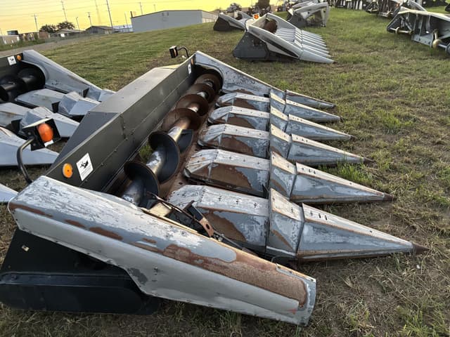 Image of Gleaner Hugger 630 equipment image 3