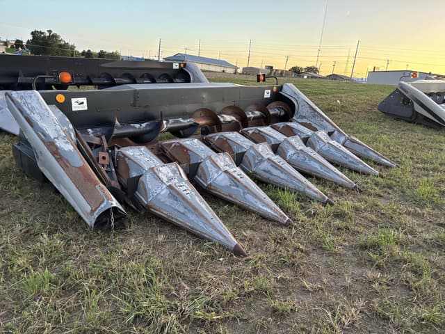 Image of Gleaner Hugger 630 equipment image 2