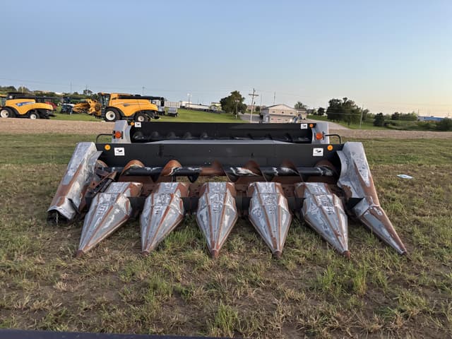 Image of Gleaner Hugger 630 equipment image 1