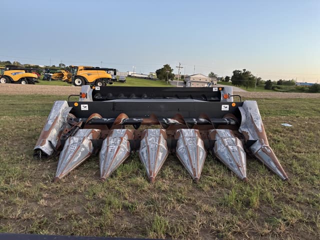 Image of Gleaner Hugger 630 equipment image 1