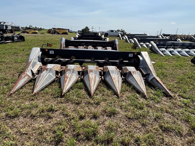 Image of Gleaner Hugger 630 equipment image 1