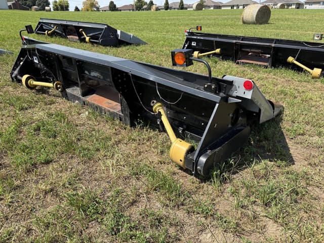 Image of Gleaner Hugger 630 equipment image 4