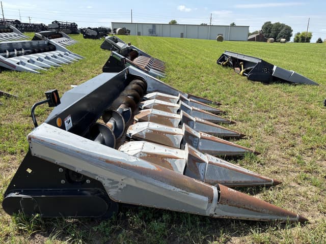 Image of Gleaner Hugger 630 equipment image 3