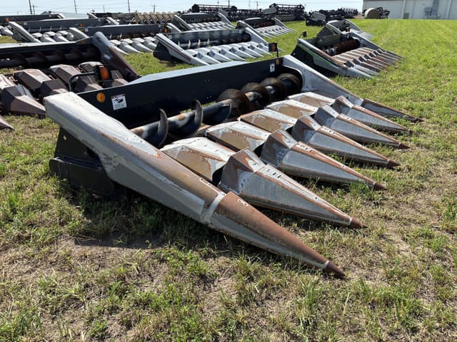 Image of Gleaner Hugger 630 equipment image 2