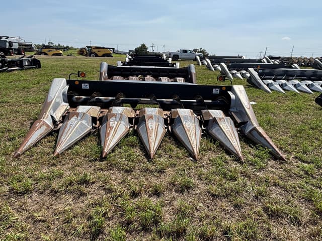 Image of Gleaner Hugger 630 equipment image 1