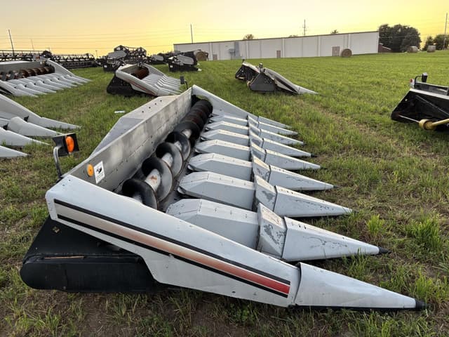 Image of Gleaner Hugger 830 equipment image 3