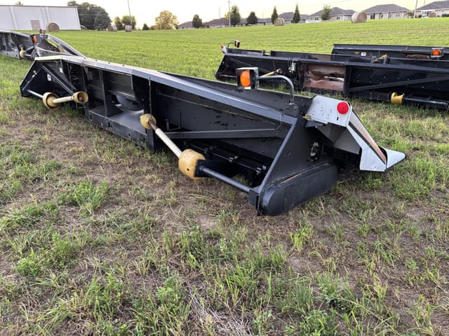 Image of Gleaner Hugger 830 equipment image 4
