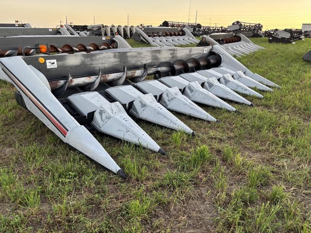 Image of Gleaner Hugger 830 equipment image 2