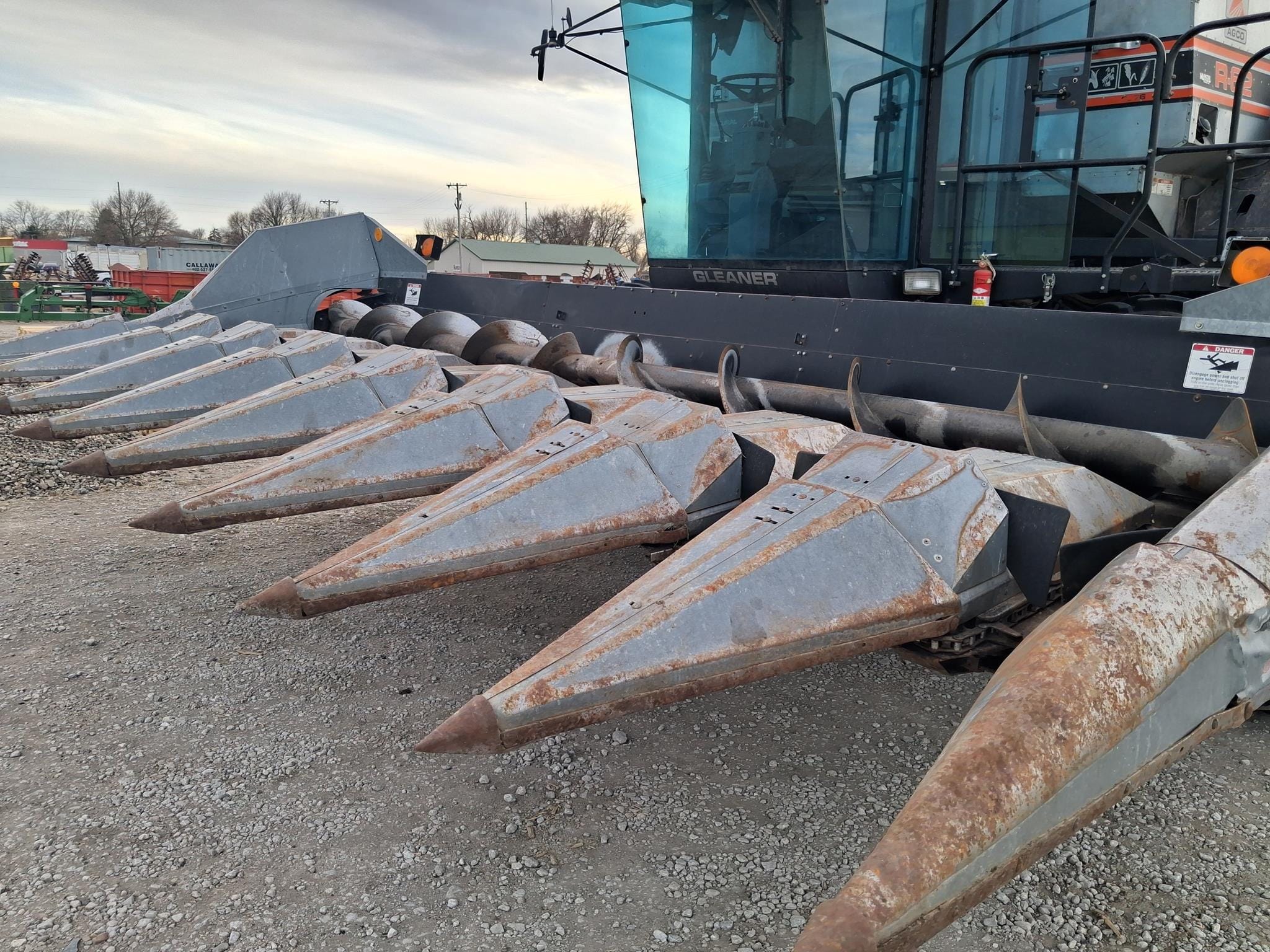 1998 Gleaner Hugger 830 Equipment Image0