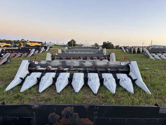 Image of Gleaner 830 equipment image 1