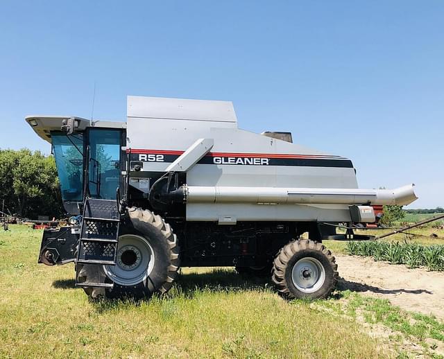 Image of Gleaner R52 equipment image 1