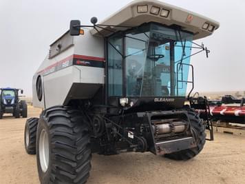 Main image Gleaner R62