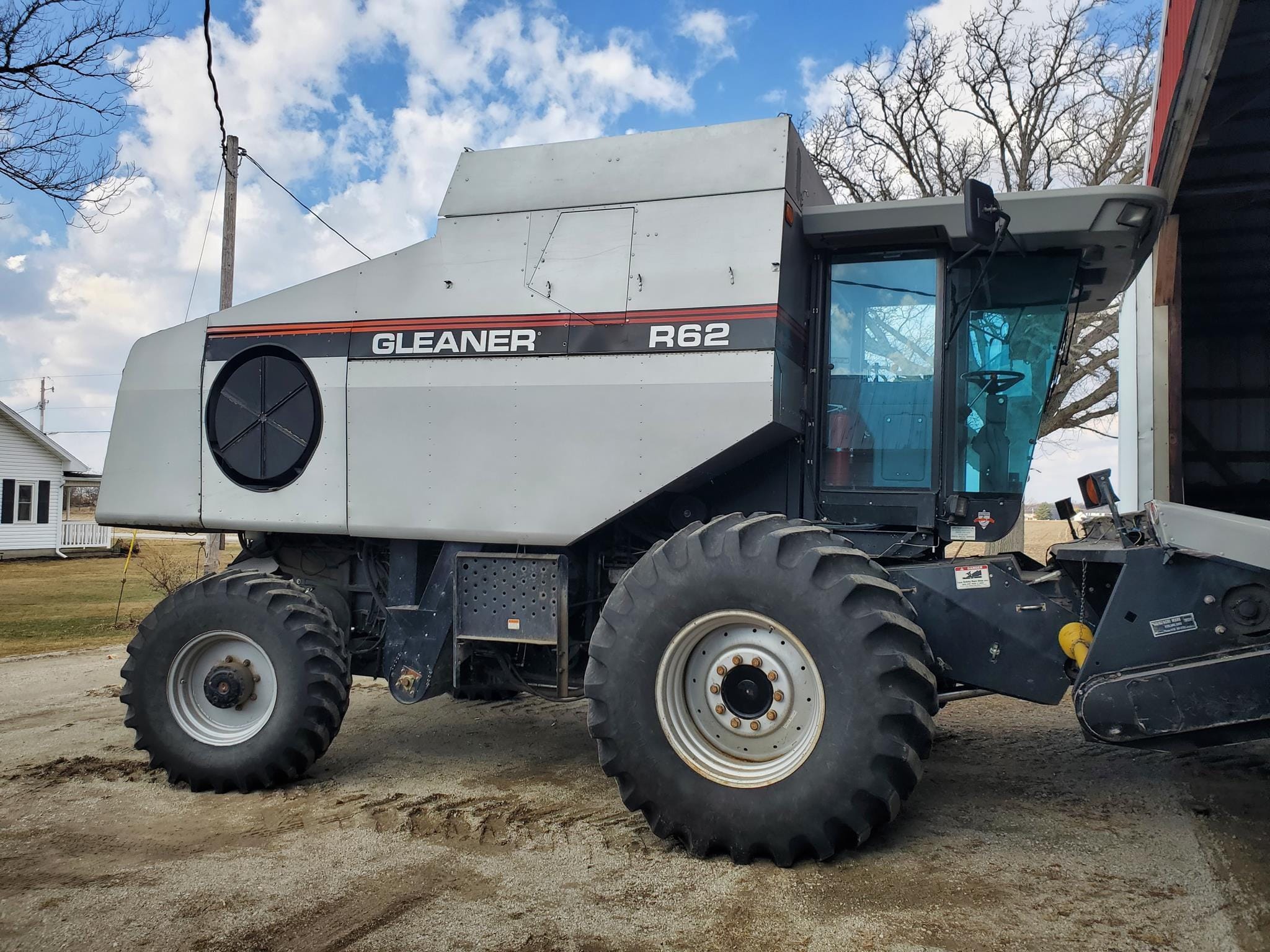 1998 Gleaner R62 Equipment Image0