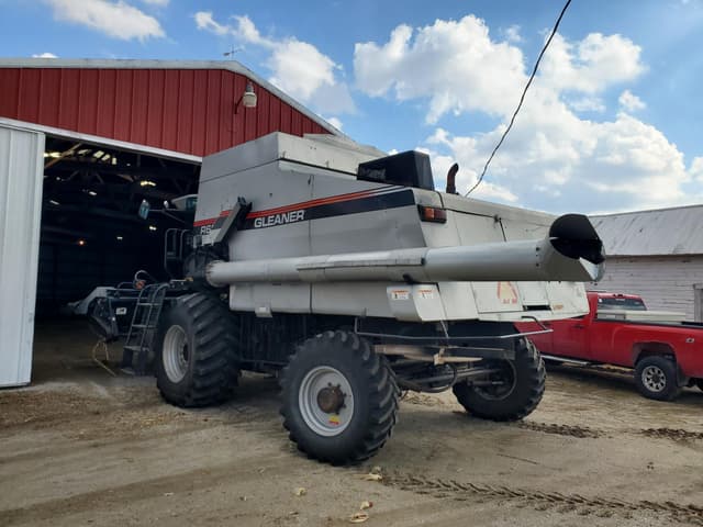 Image of Gleaner R62 equipment image 1