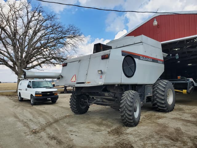 Image of Gleaner R62 equipment image 4