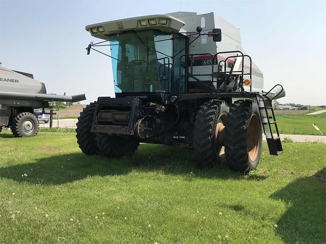 Image of Gleaner R62 equipment image 3