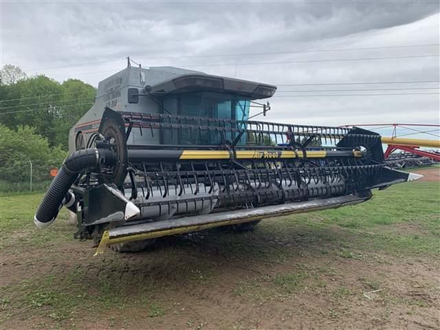 Image of Gleaner R62 equipment image 1