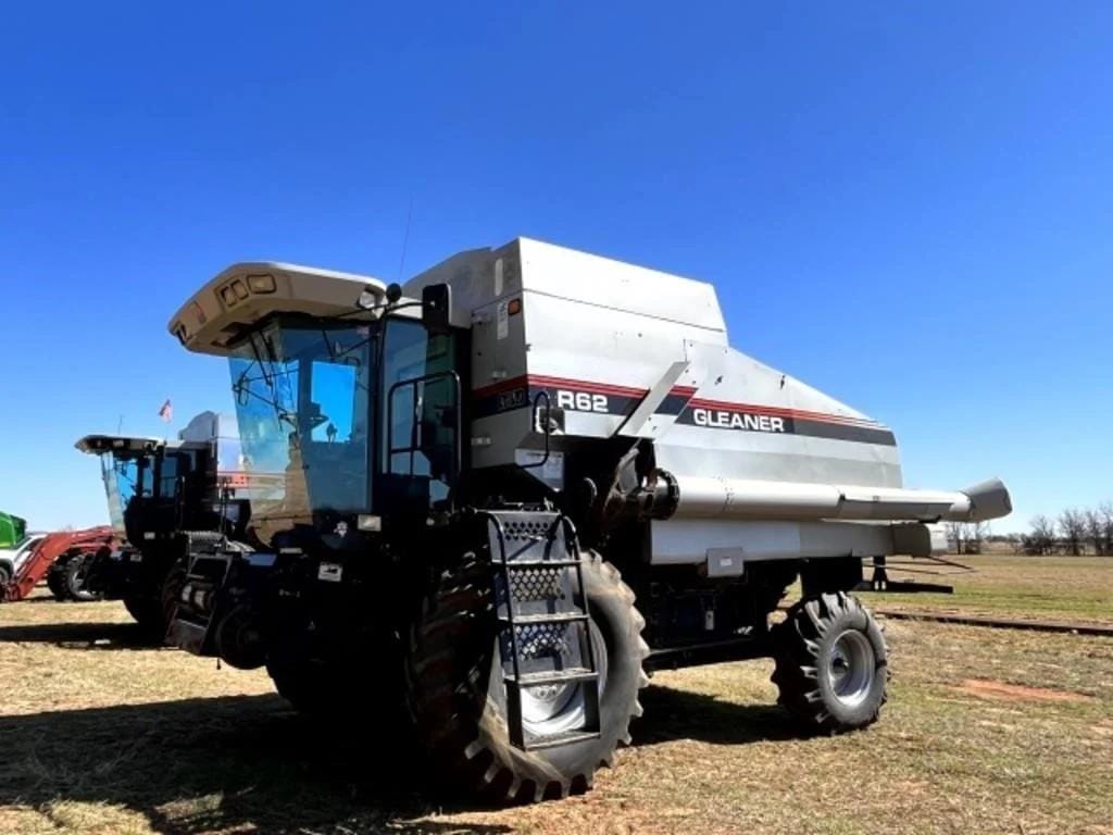 Main image Gleaner R62