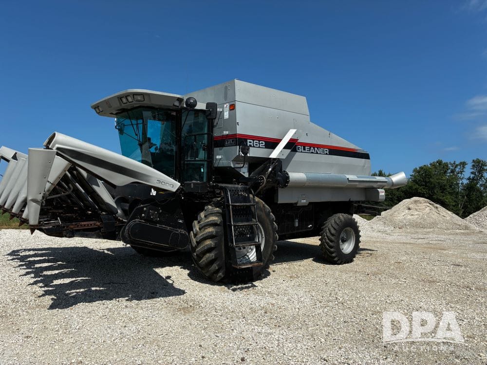 1998 Gleaner R62 Equipment Image0
