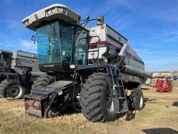 Main image Gleaner R62