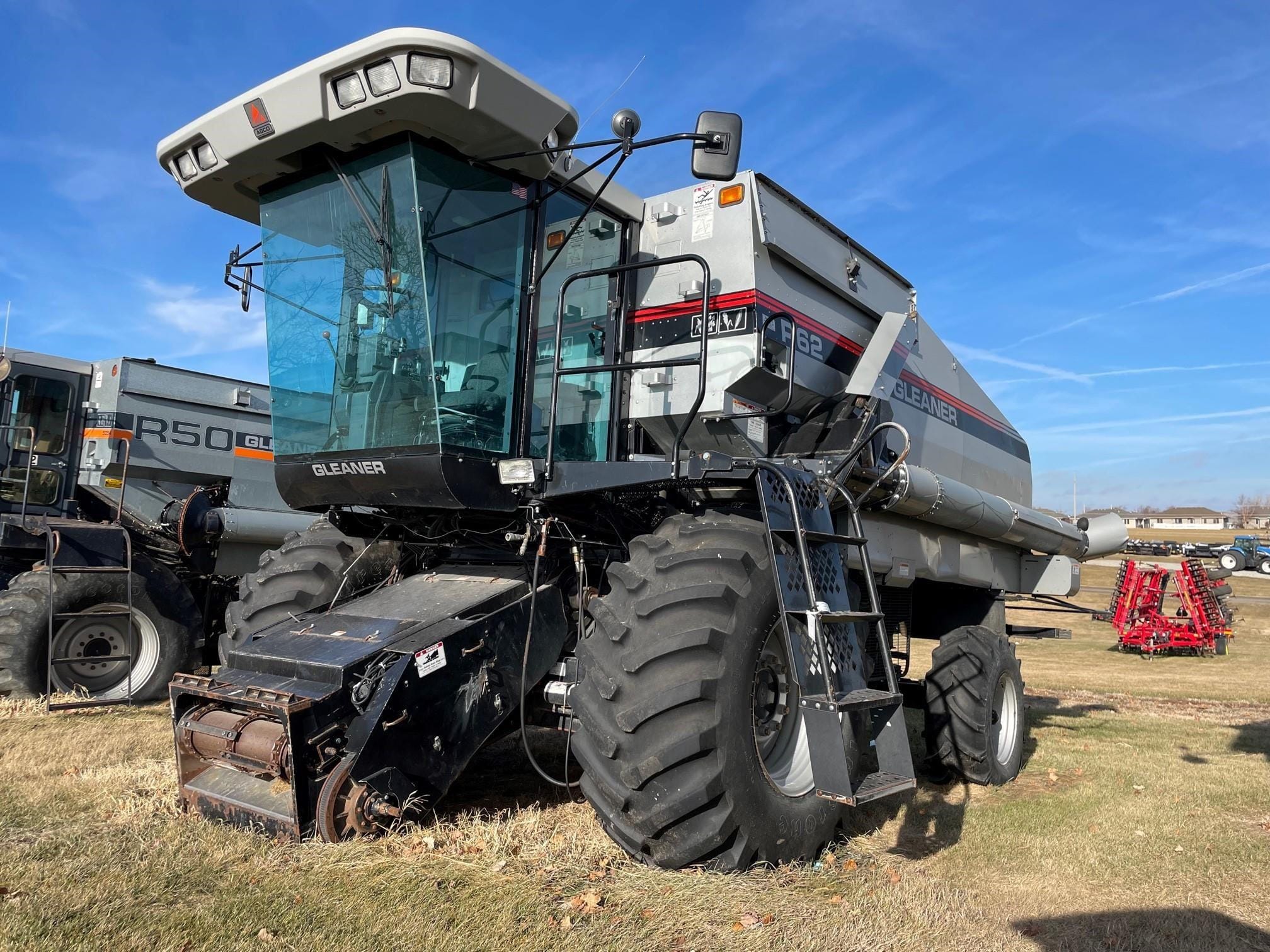 1998 Gleaner R62 Equipment Image0