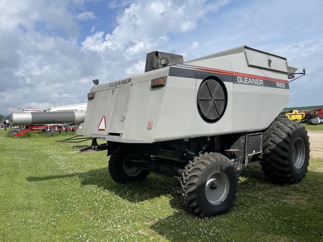 Image of Gleaner R62 equipment image 3