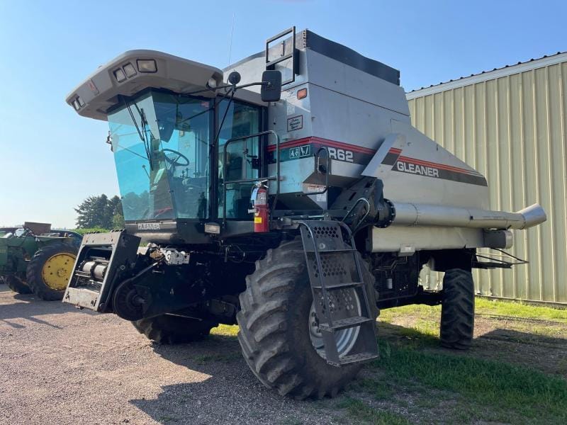 Main image Gleaner R62