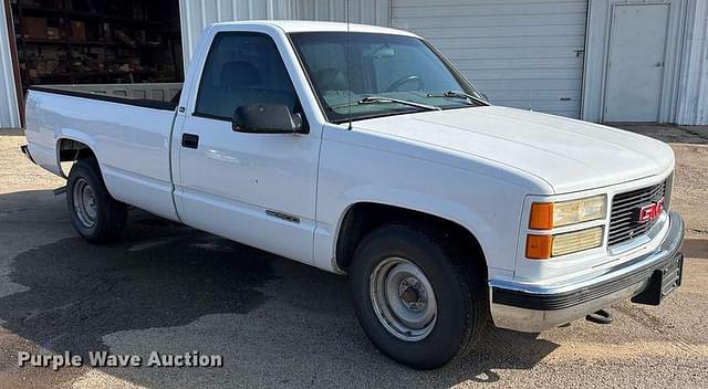 Image of GMC Sierra 1500 equipment image 2