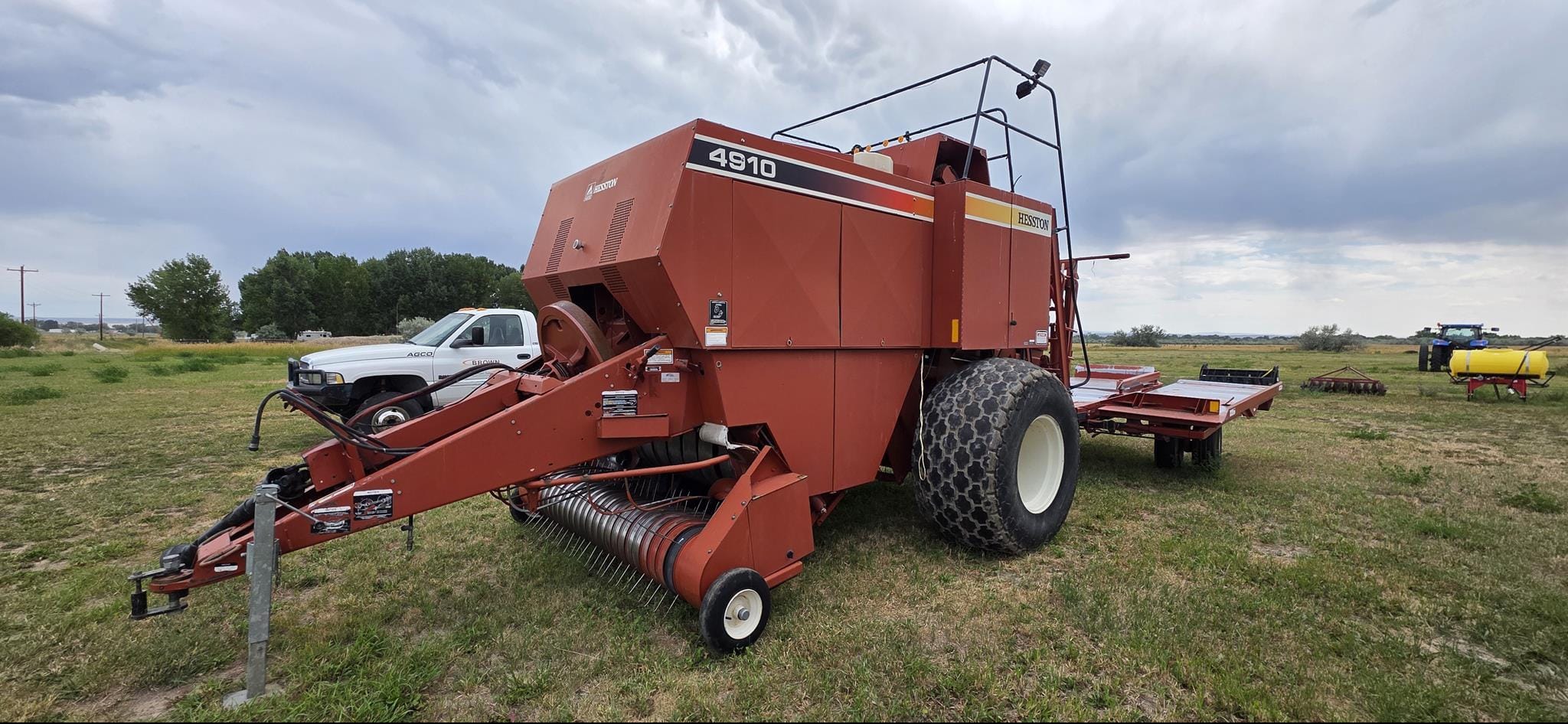 1998 Hesston 4910 Equipment Image0