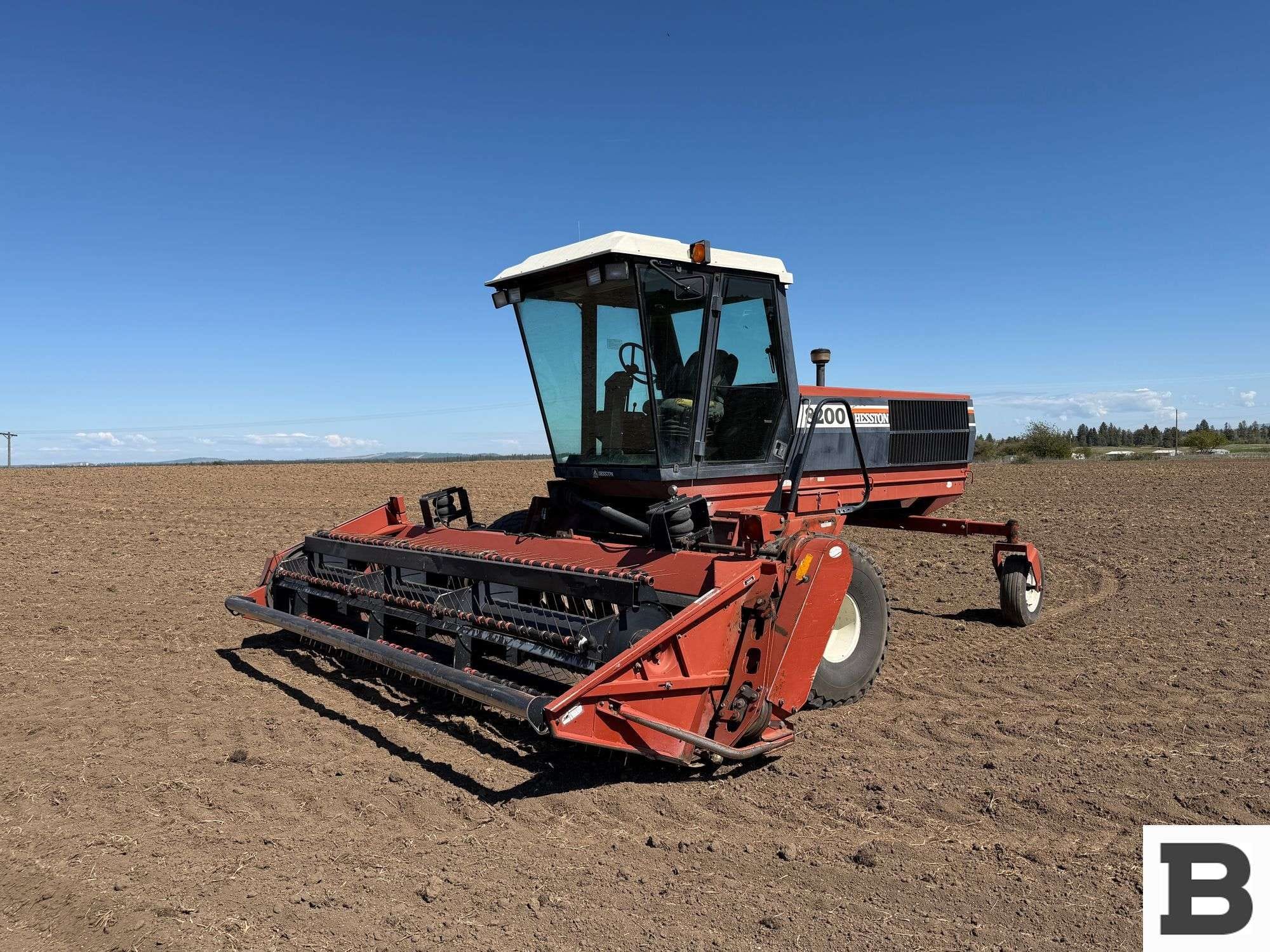 1998 Hesston 8200 Equipment Image0