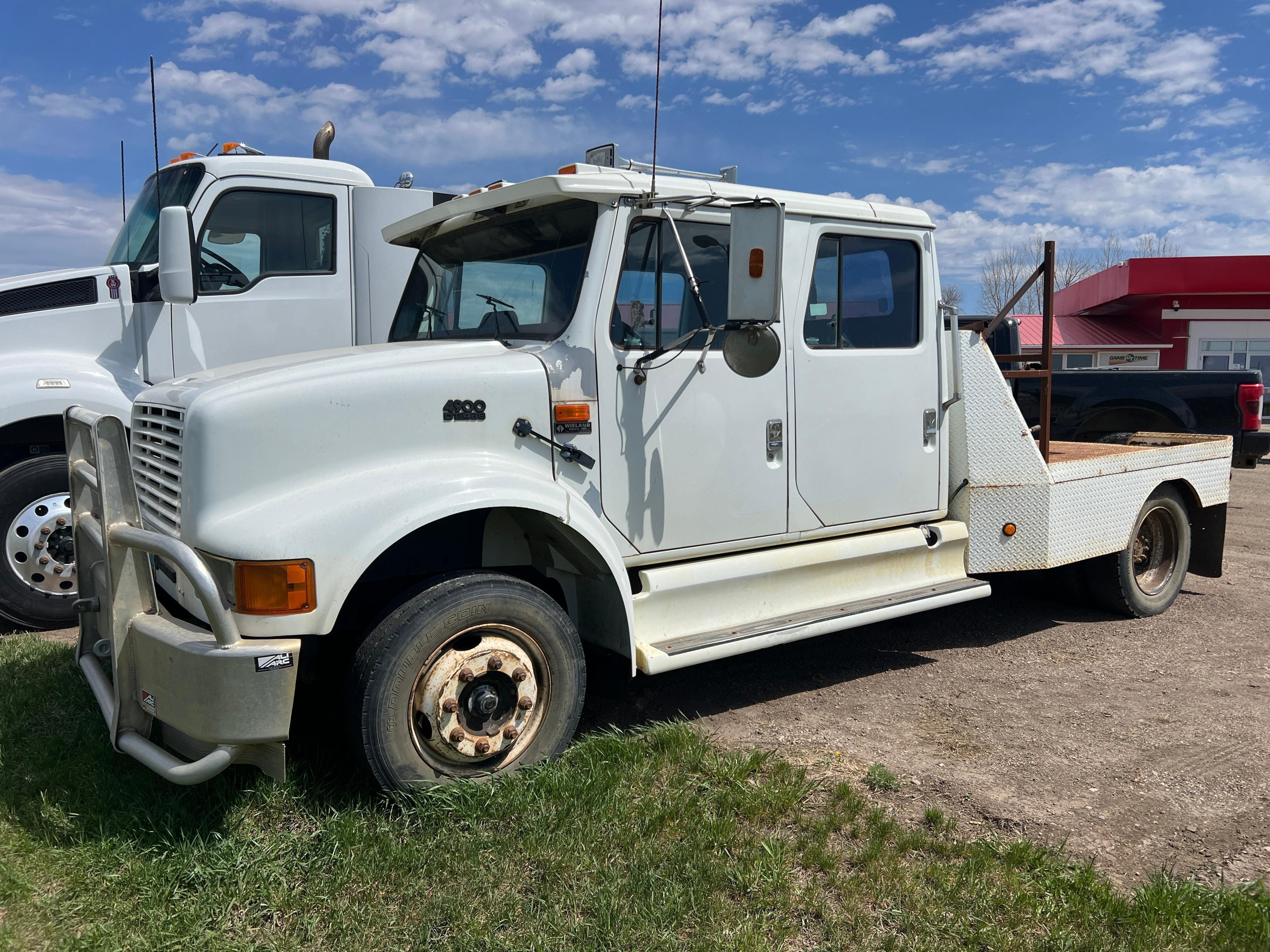 1998 International 4900 DT466 Equipment Image0