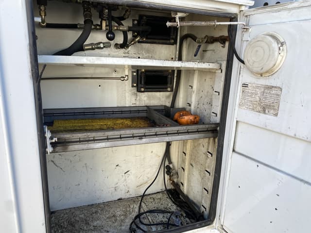 Image of International 4700 equipment image 4