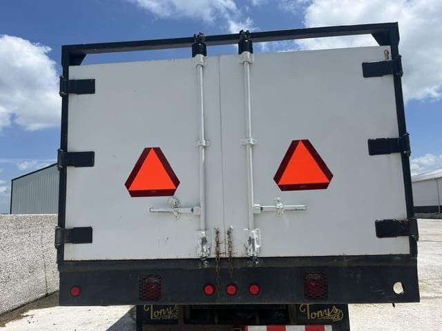 Image of International 4900 equipment image 3